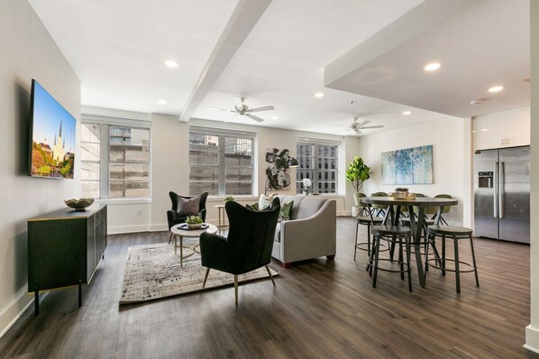 Interior - Spacious Luxury: 4BR Space Moments from French Quarter (New Orleans)