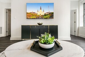 Dining - Spacious Luxury: 4BR Space Moments from French Quarter (New Orleans)