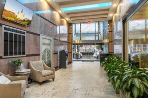 Lobby - Spacious Luxury: 4BR Space Moments from French Quarter (New Orleans)