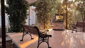 A park with two benches and a fountain. - garden house nafplio (Nafplio)