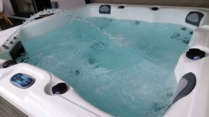 A hot tub with a control panel and a water pump. - Holly -  a dunley cottages - devon that sleeps 2 guests  in 1 bedroom (Bovey Tracey)
