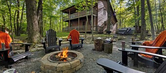 Cozy Cabin in the woods, 3 BR/2Ba, 6 min. from Lake, w/hot tub & fire pit!
