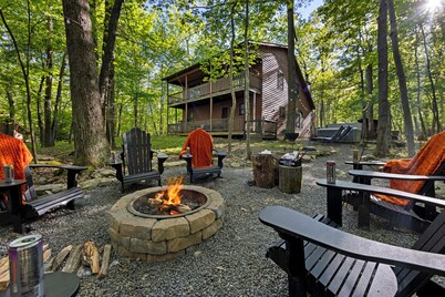 Cozy Cabin in the woods, 3 BR/2Ba, 6 min. from Lake, w/hot tub & fire pit!