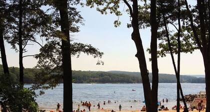 Cozy Cabin in the woods, 3 BR/2Ba, 6 min. from Lake, w/hot tub & fire pit!