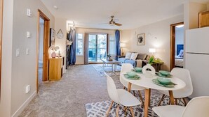 Un appartement moderne comprenant un coin repas, un salon et un balcon.
