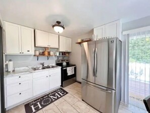 Kylskåp, mikrovågsugn, ugn och spishäll