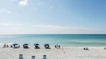 Playa en los alrededores, camastros y toallas de playa