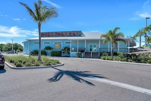 Exterior - Sunset Villa 3.3 Beach & Parking
(Bradenton)