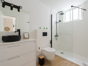 Dusche, Haartrockner, Handtücher, Toilettenpapier