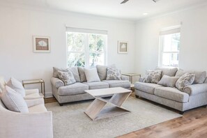 Tv, böcker och kontor