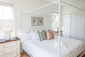 5 sovrum, skrivbord, strykjärn/strykbräda och resesäng