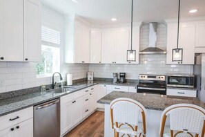 Kylskåp, mikrovågsugn, ugn och spishäll