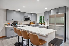 Geladeira, micro-ondas, fogão, cooktop