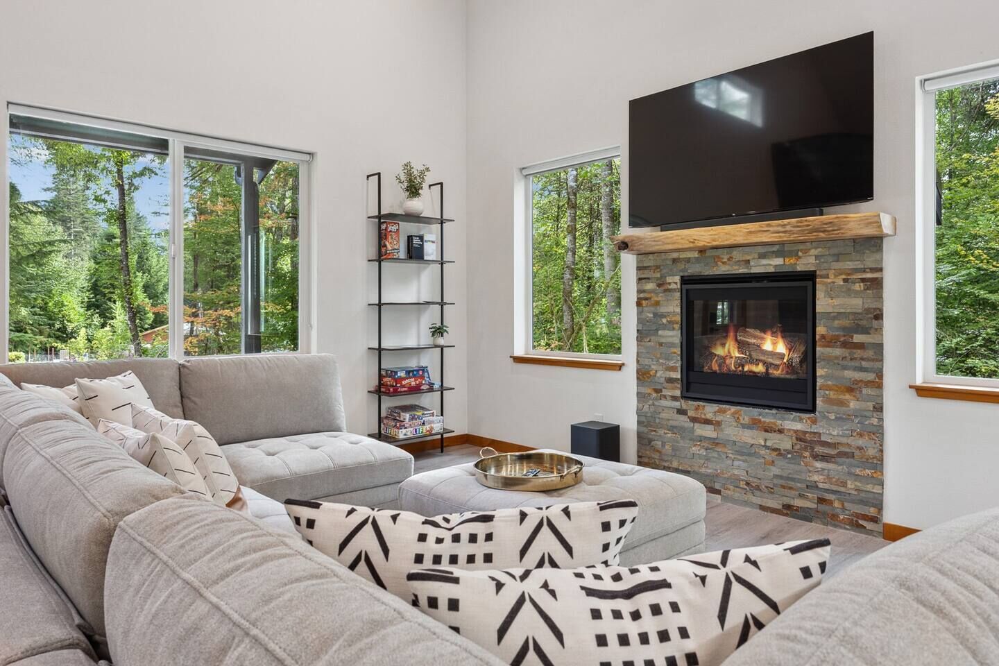 Smart TV, chimenea y estéreo 