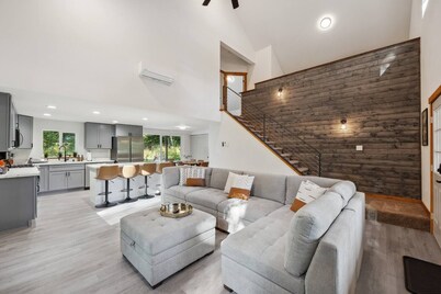 Fire Pit • Hot Tub • King Bed • Grill • Yoga Rm