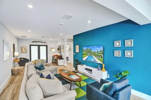 TV connectée, livres, chaîne hi-fi, espaces bureaux
