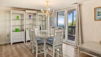 Condo, Multiple Beds, Kitchen, Beach View | In-room dining