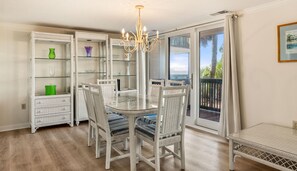 Apartment, Mehrere Betten, Küche, Strandblick | Essbereich im Zimmer