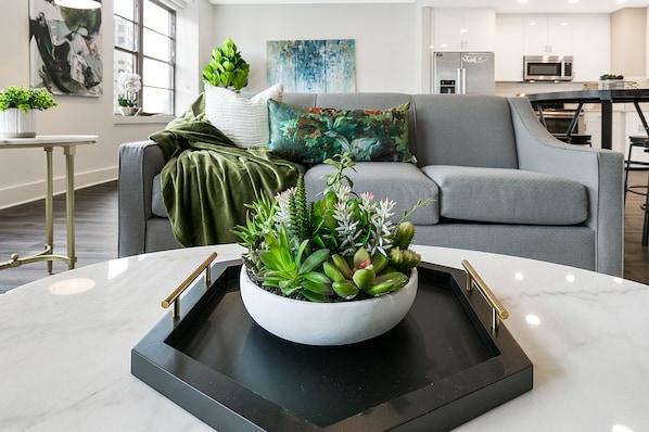 Appartamento Luxury | Soggiorno | TV a schermo piatto 65 pollici con canali satellitari