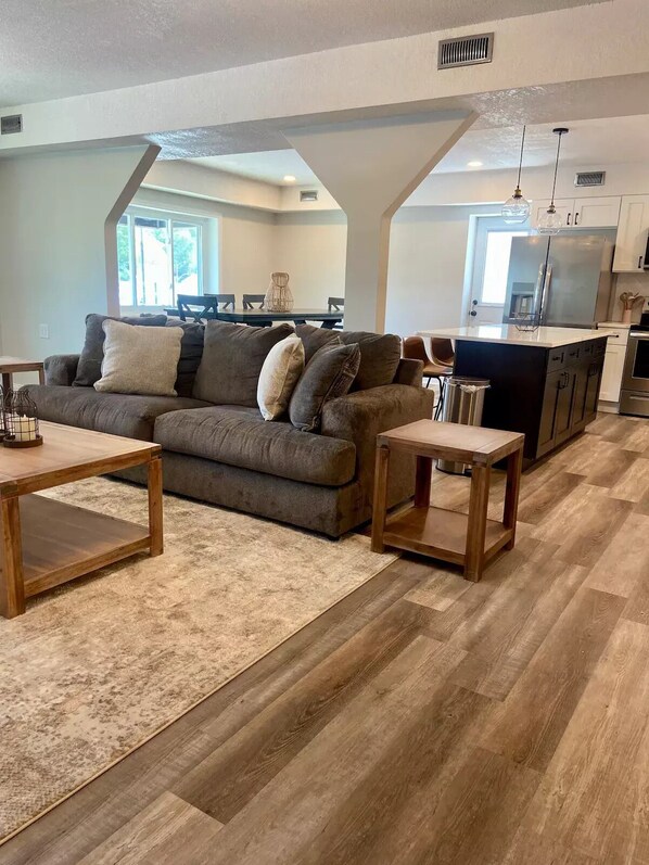 Smart TV, fireplace, video games, ping pong - Hidden Gem Modern Loft (Mission)