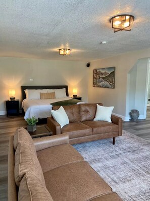 4 bedrooms, in-room safe, iron/ironing board, travel cot - Hidden Gem Modern Loft (Mission)