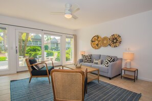 Villa, flere senger, balkong, havutsikt (332 Captain John Fripp Villa) | Oppholdsområde | TV