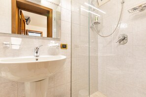 Villa | Bathroom | Shower, rainfall showerhead, towels - 3602 Villa Asia by Barbarhouse (Fasano)