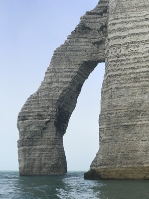 Il s'agit d'une importante formation rocheuse naturelle, caractérisée par une arche bien définie, et qui est probablement d'origine géologique.