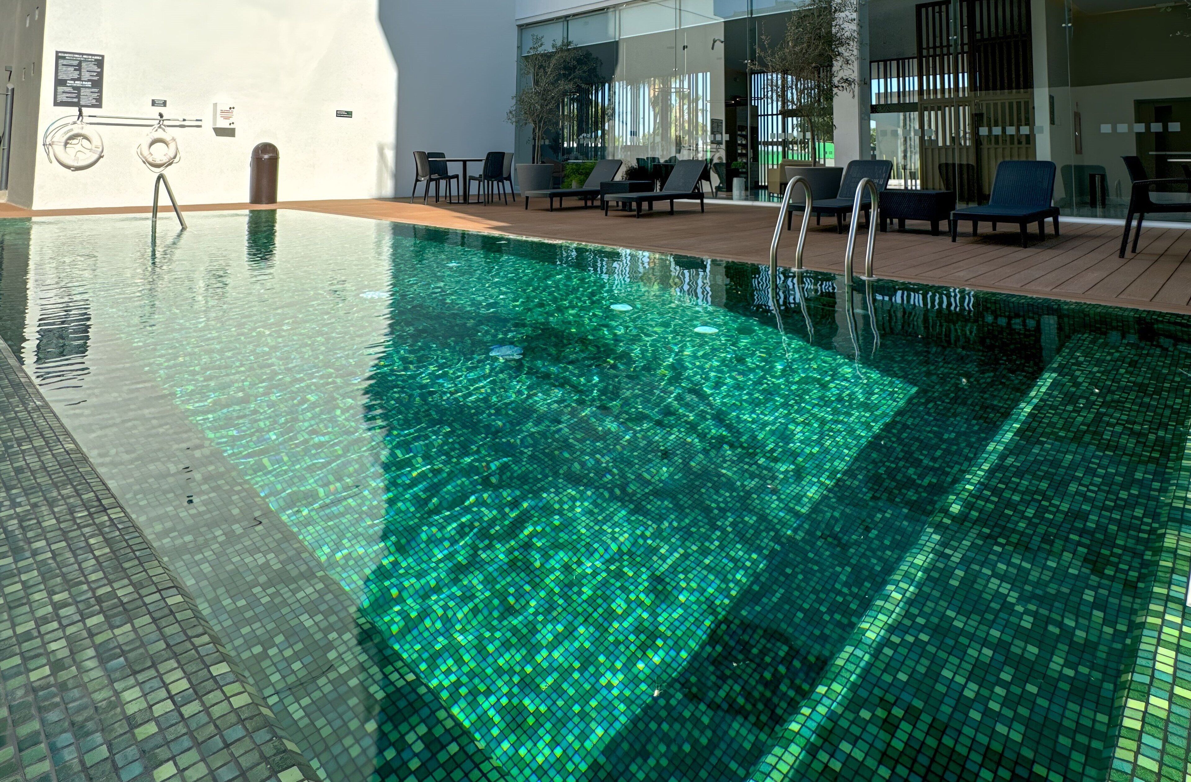 Una piscina al aire libre de temporada