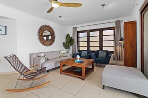 Living area - -NEW-  Bellevue 6 oceanfront 2 bedroom beach apartment (Kralendijk)