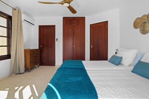 Room - -NEW-  Bellevue 6 oceanfront 2 bedroom beach apartment (Kralendijk)