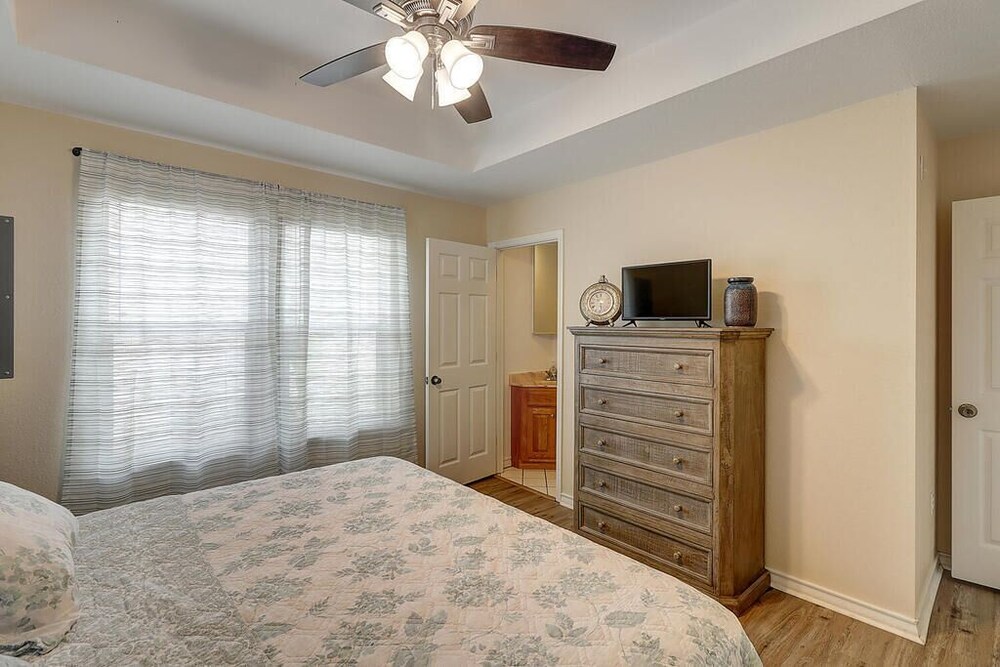 Canal Front Beach House with Laguna Madre Views. Flour Bluff, Corpus