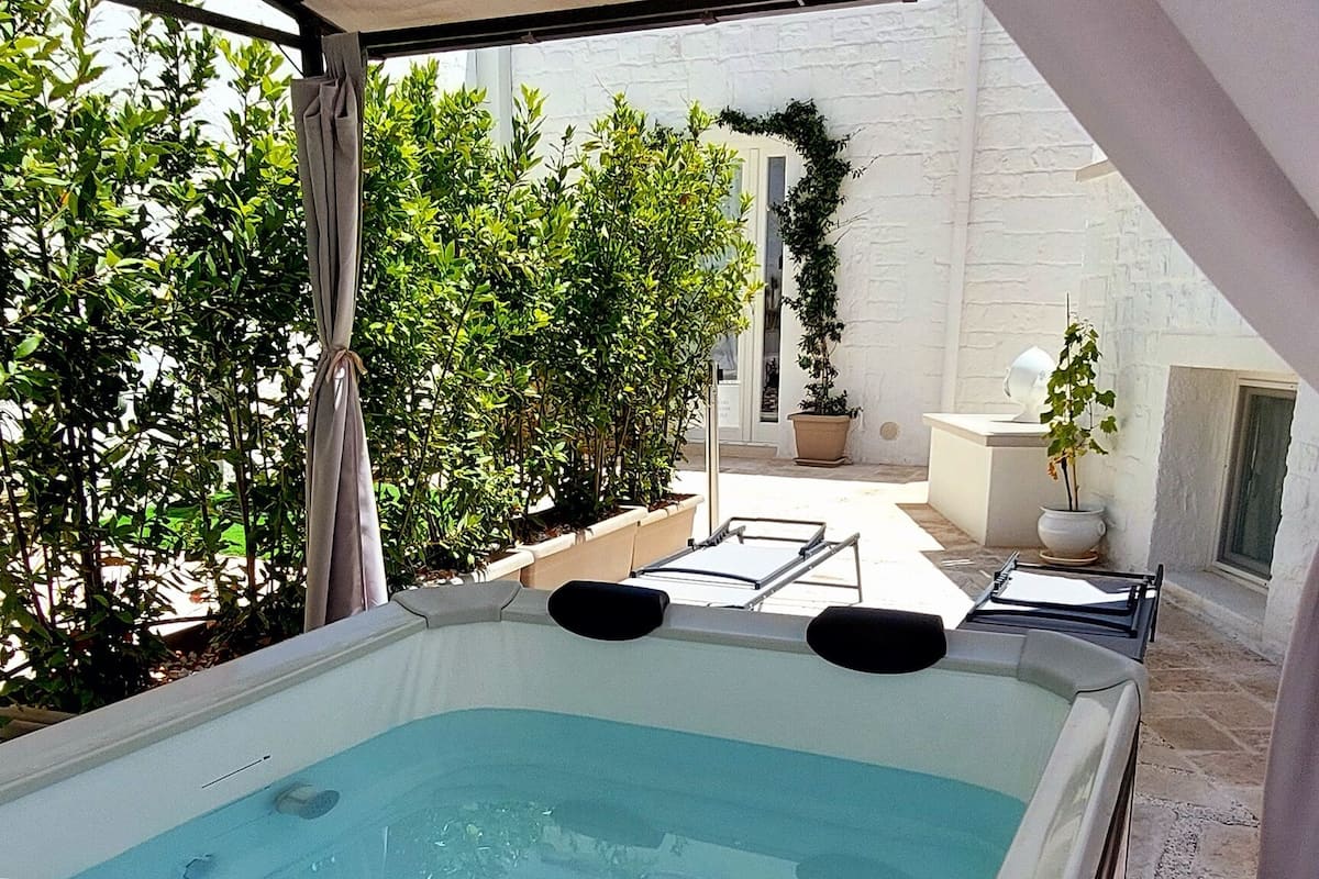Monolocale Classic (Seasonal outdoor spa tub) | Vasca idromassaggio privata