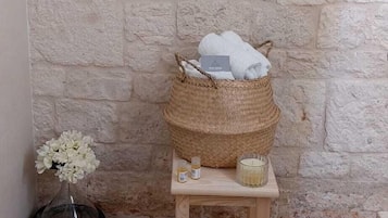 Quarto básico | Banheiro | Chuveiro, produtos de toalete grátis, secador de cabelo