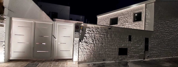 A building with a stone facade and white doors. - Mirum Apuliae (Alberobello)