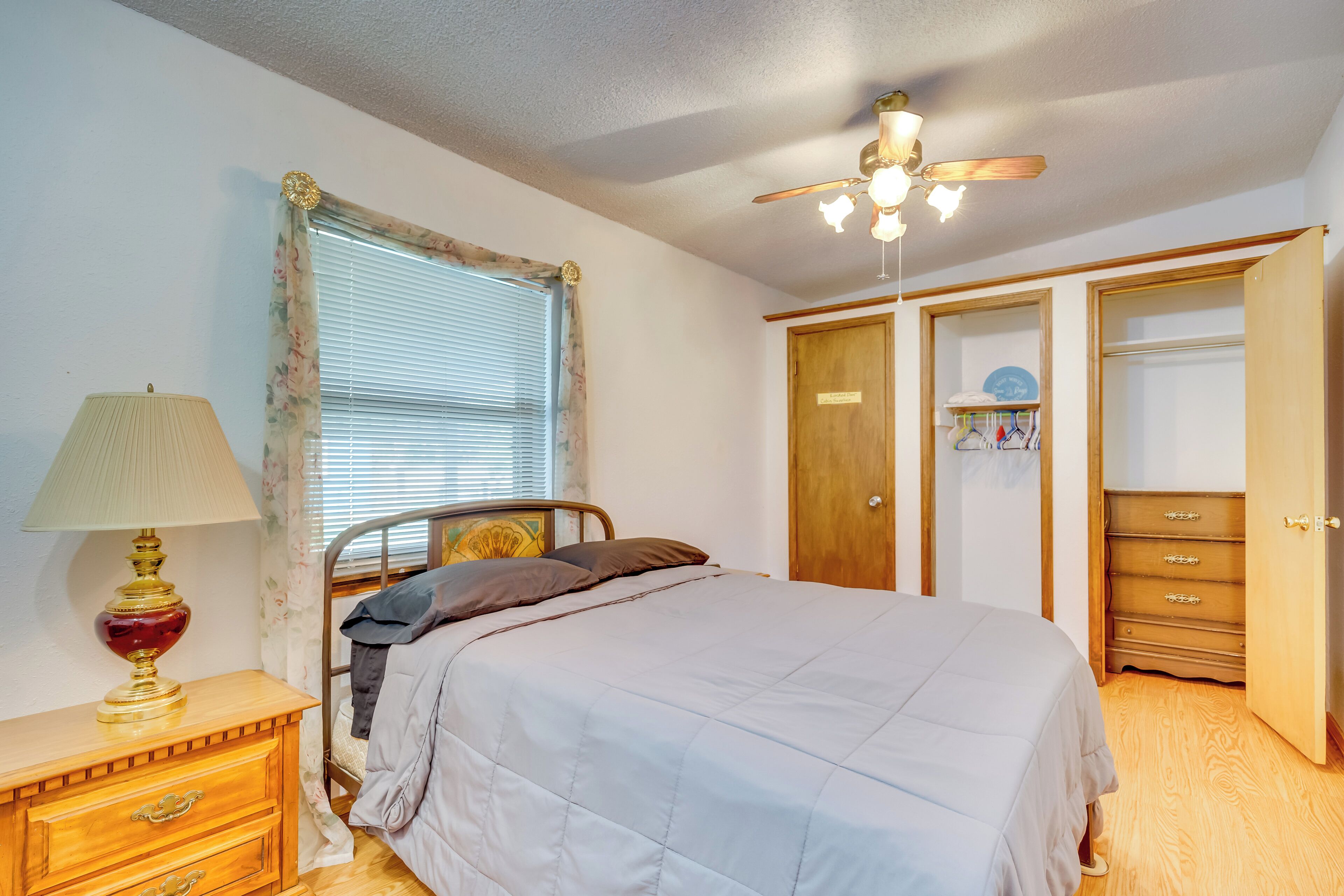3 bedrooms, desk, iron/ironing board, travel crib