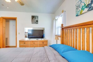3 bedrooms, desk, iron/ironing board, travel cot - Cozy Fort Cobb Home Rental Near Lake Access! (Fort Cobb)