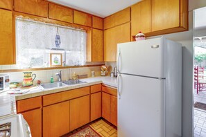 Réfrigérateur, micro-ondes, plaque de cuisson, cafetière/bouilloire