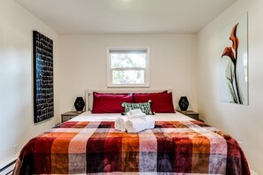 2 bedrooms, free WiFi, bed sheets - Fir-Grove Retreat-Stylish Home in Tranquil Setting (Eugene)