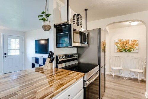 Fir-Grove Retreat-Stylish Home in Tranquil Setting