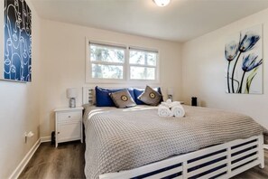 2 bedrooms, free WiFi, bed sheets - Fir-Grove Retreat-Stylish Home in Tranquil Setting (Eugene)