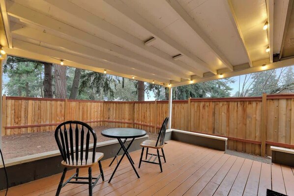 Outdoor dining - Fir-Grove Retreat-Stylish Home in Tranquil Setting (Eugene)