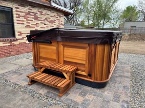 Outdoor spa tub - Trendy Mid-Mod House 15 min to Denver and 10 min to Golden w/ Fire Pit (Wheat Ridge)
