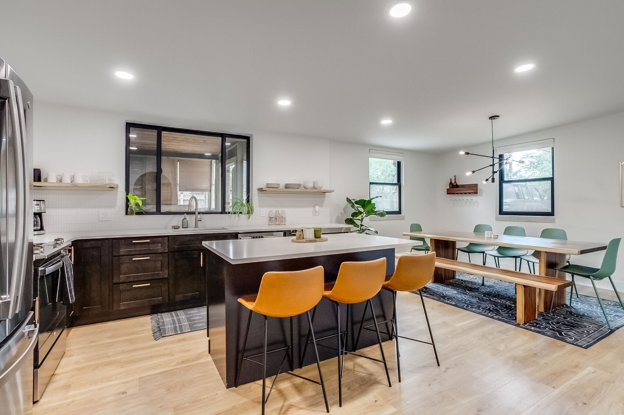 Jääkaappi, mikroaaltouuni, uuni, liesi