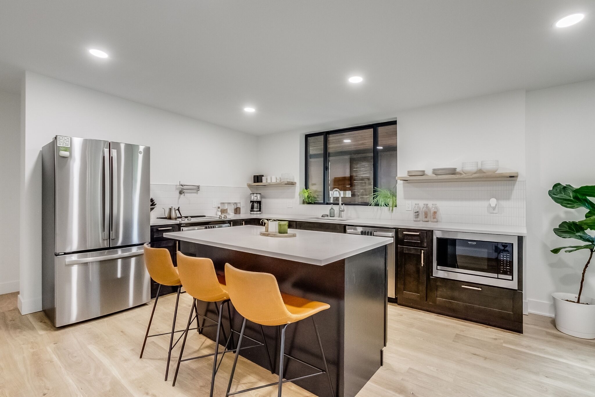 Jääkaappi, mikroaaltouuni, uuni, liesi