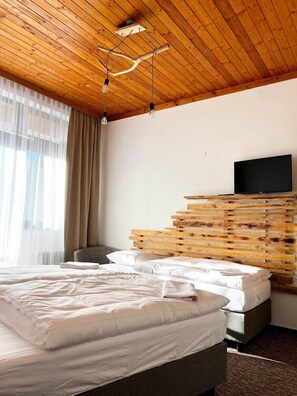 Deluxe-Dreibettzimmer | Schreibtisch, kostenloses WLAN, Bettwäsche