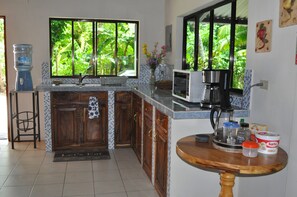 Køleskab, mikrobølgeovn, ovn, kogeplade