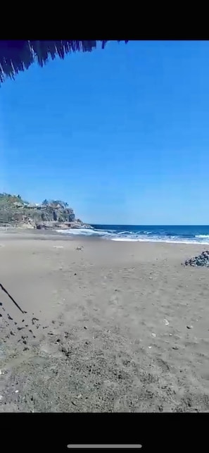Nära stranden, solstolar och strandhanddukar