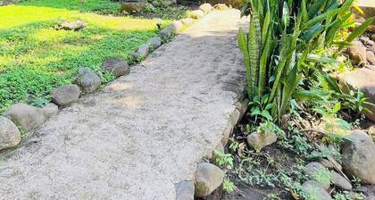 Spacious “ Home,Sweet Home” 3 mins.from the beach .Close to restaurants ,stores