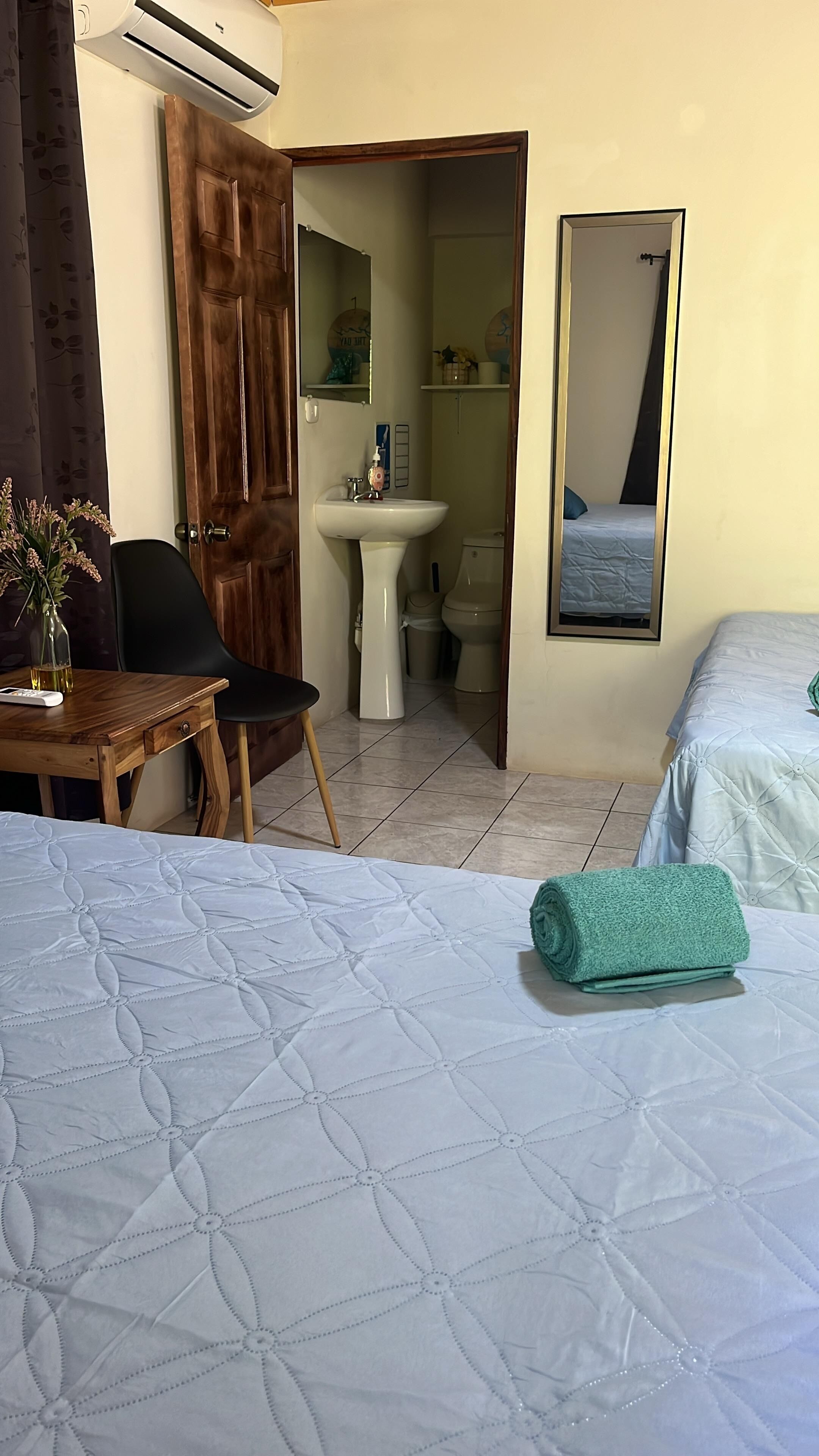 3 dormitorios, tabla de planchar con plancha, wifi gratis y ropa de cama